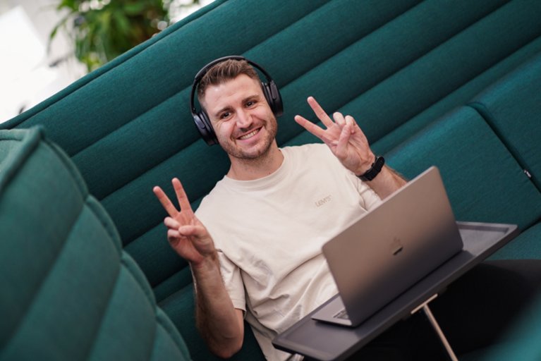 Mann im Online-Meeting